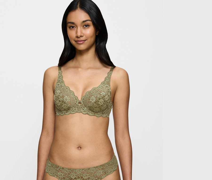 Kobieta ma na sobie koronkowy biustonosz i majtki w kolorze oliwkowym.