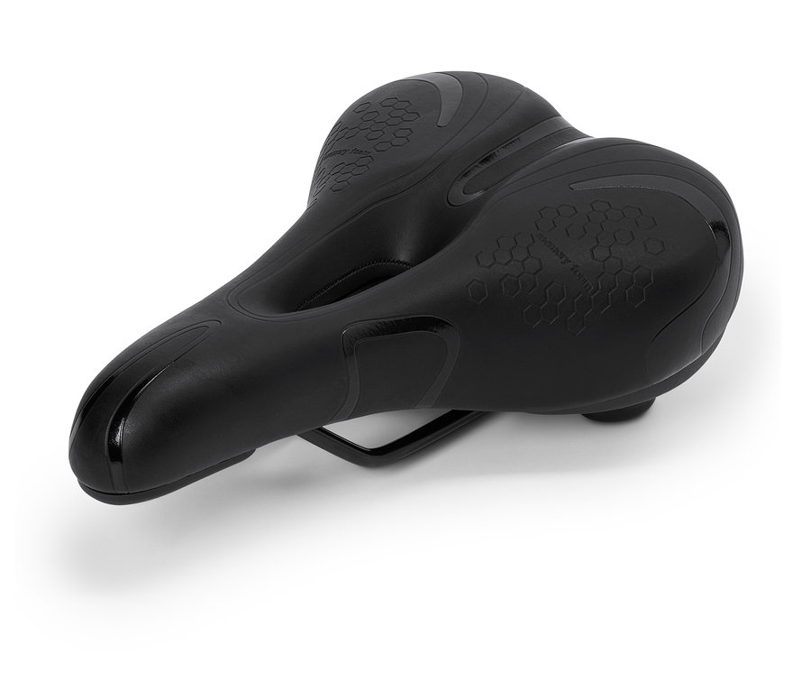 Czarne siodełko rowerowe leży na białym tle.