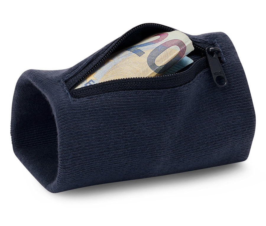 Granatowa opaska na nadgarstek z kieszenią zapinaną na zamek, w której widać banknoty.