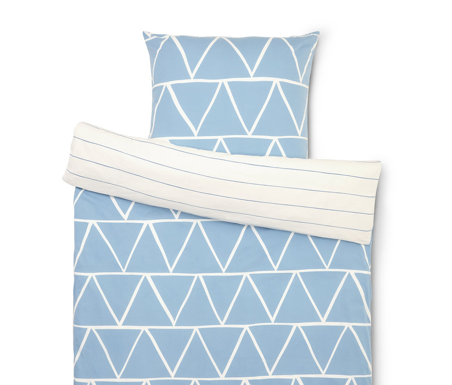 Komplet pościeli z niebieskim wzorem w trójkąty i poszewką na poduszkę w paski.