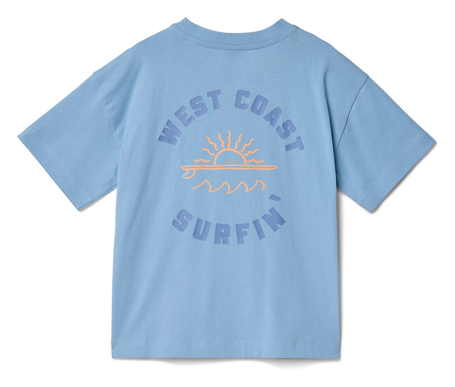 Jasnoniebieska piżama z krótkim rękawem z pomarańczowym nadrukiem „WEST COAST SURFIN'” przedstawiającym słońce, deskę surfingową i fale.