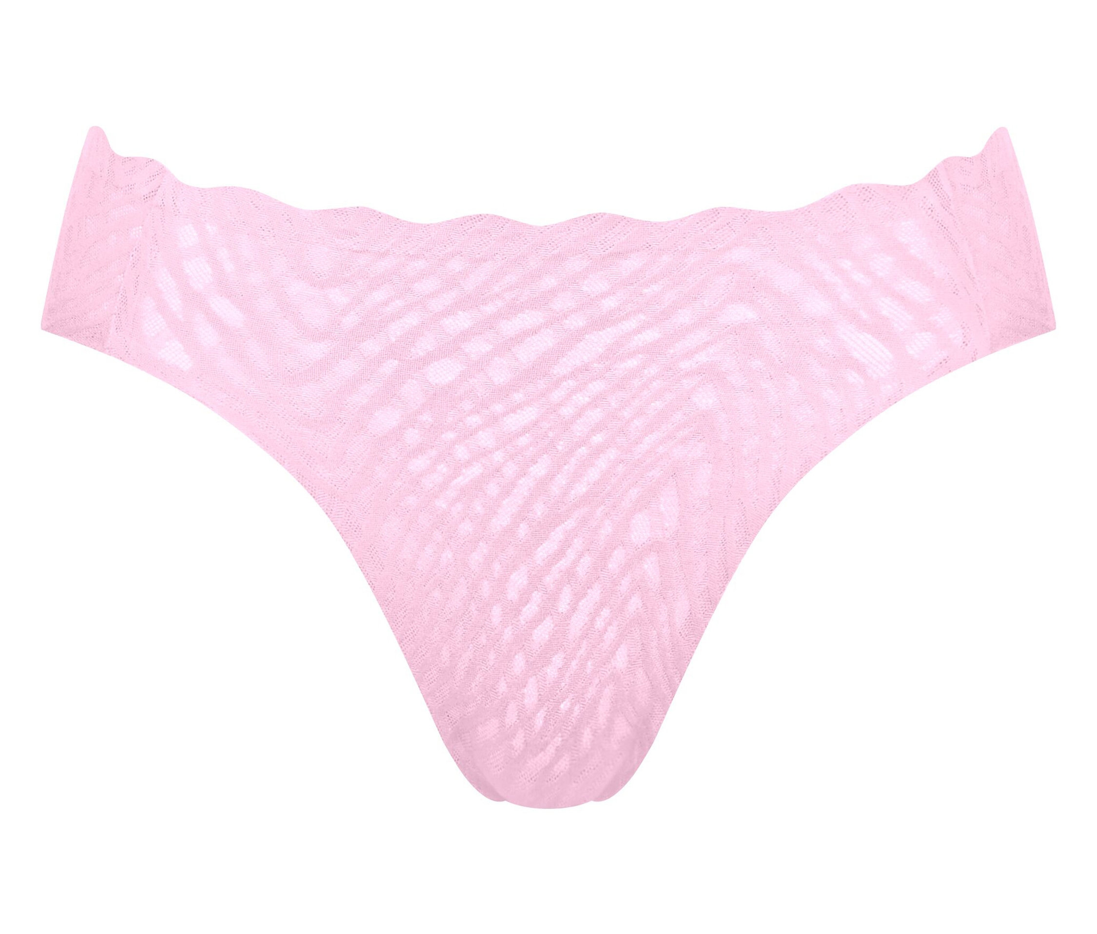 Zbliżenie pojedynczych, jasno różowych damskich majtek z falistym pasem na białym tle.