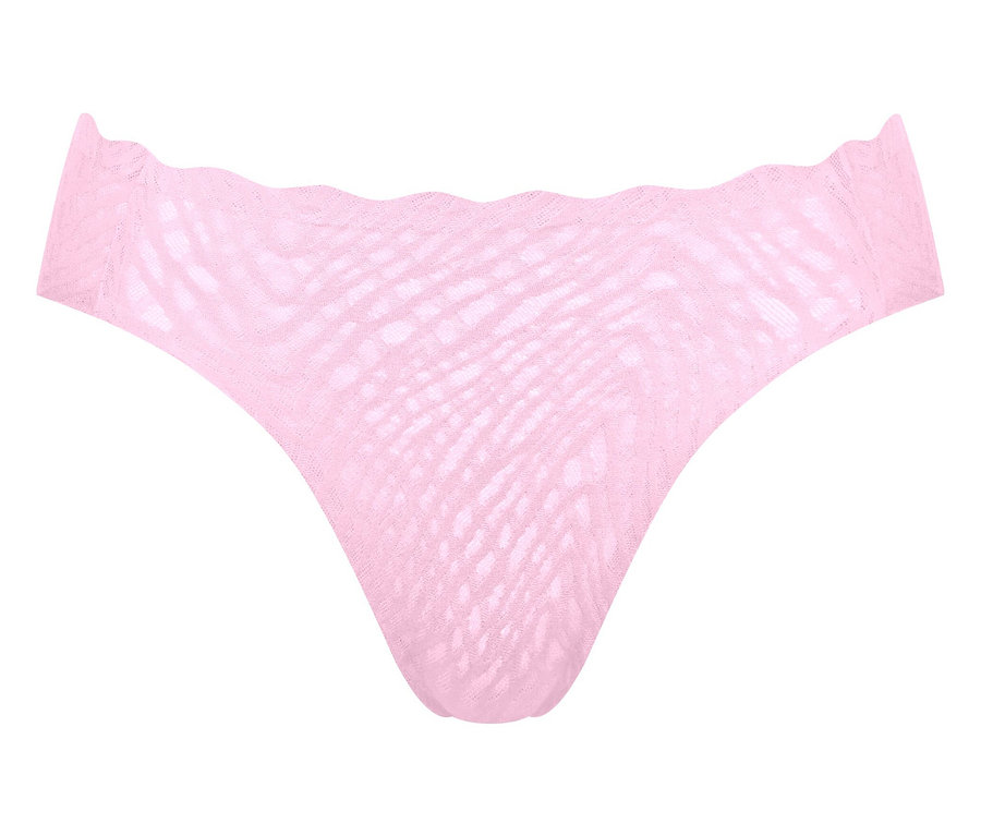 Zbliżenie pojedynczych, jasno różowych damskich majtek z falistym pasem na białym tle.