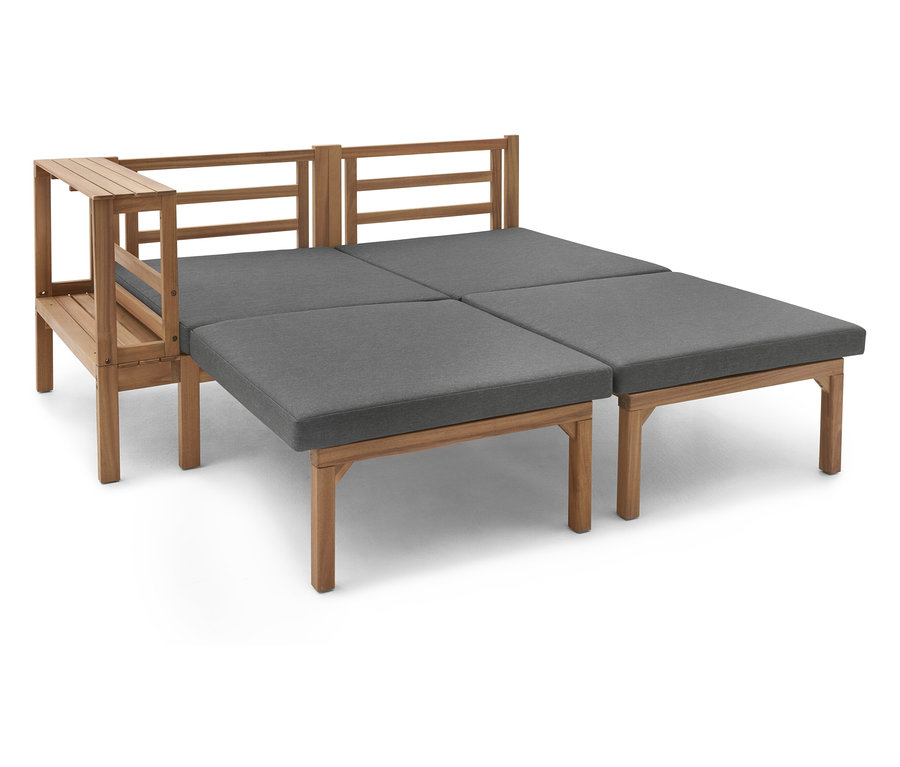 Cztery szare poduszki do siedzenia na jasnobrązowej drewnianej ramie.