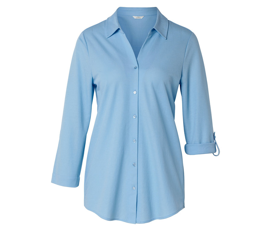 Jasnoniebieska koszula z długim rękawem, zapinana na guziki, z kołnierzykiem.