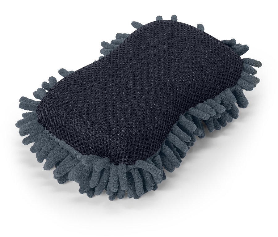 Szara gąbka z niebieskimi frędzlami z mikrofibry leży na białym tle.