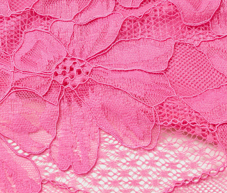 Zbliżenie różowej koronki o kwiatowym wzorze.