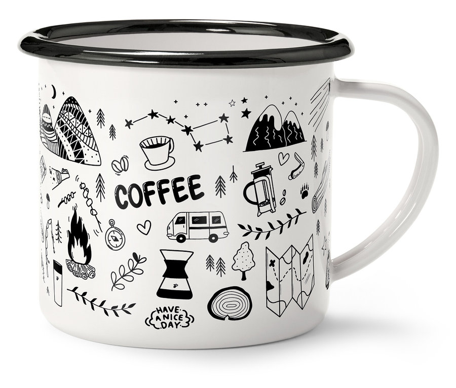 Biały kubek z czarnym brzegiem i uchwytem, ozdobiony czarnymi motywami outdoorowymi i napisem "Coffee".
