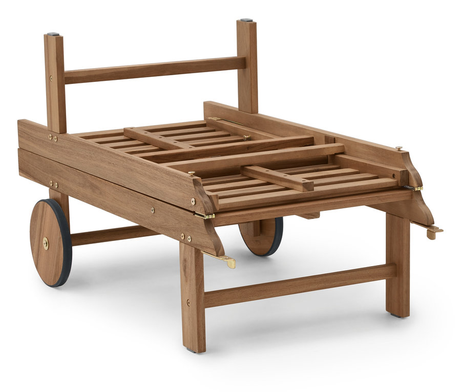 Drewniany wózek do serwowania na kółkach stoi na białym tle.
