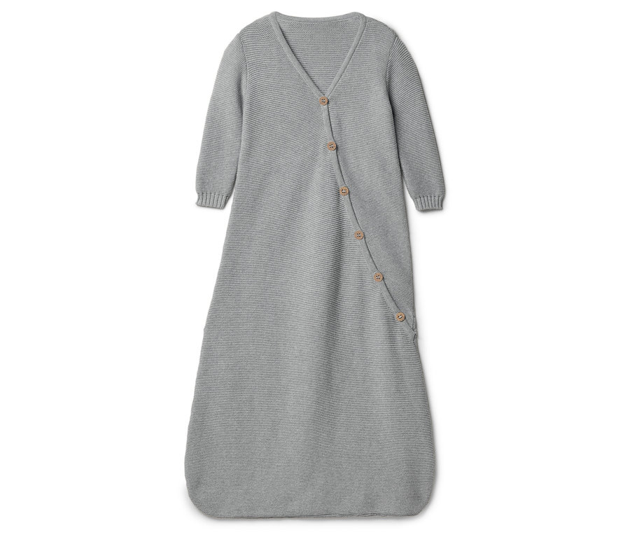Szary, dziergany śpiworek dla dziecka z guzikami na białym tle.