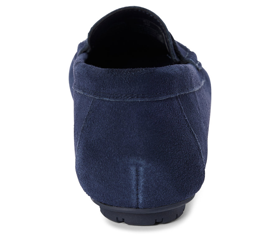 Widok z tyłu pojedynczego granatowego mokasyna zamszowego.