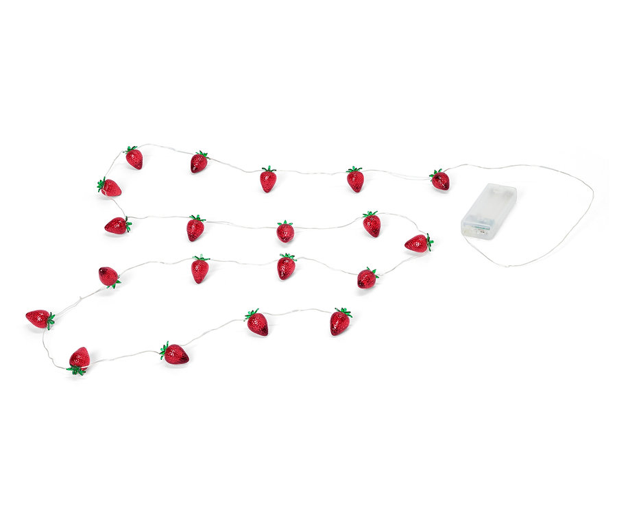 Światełka w kształcie truskawek na białym tle.