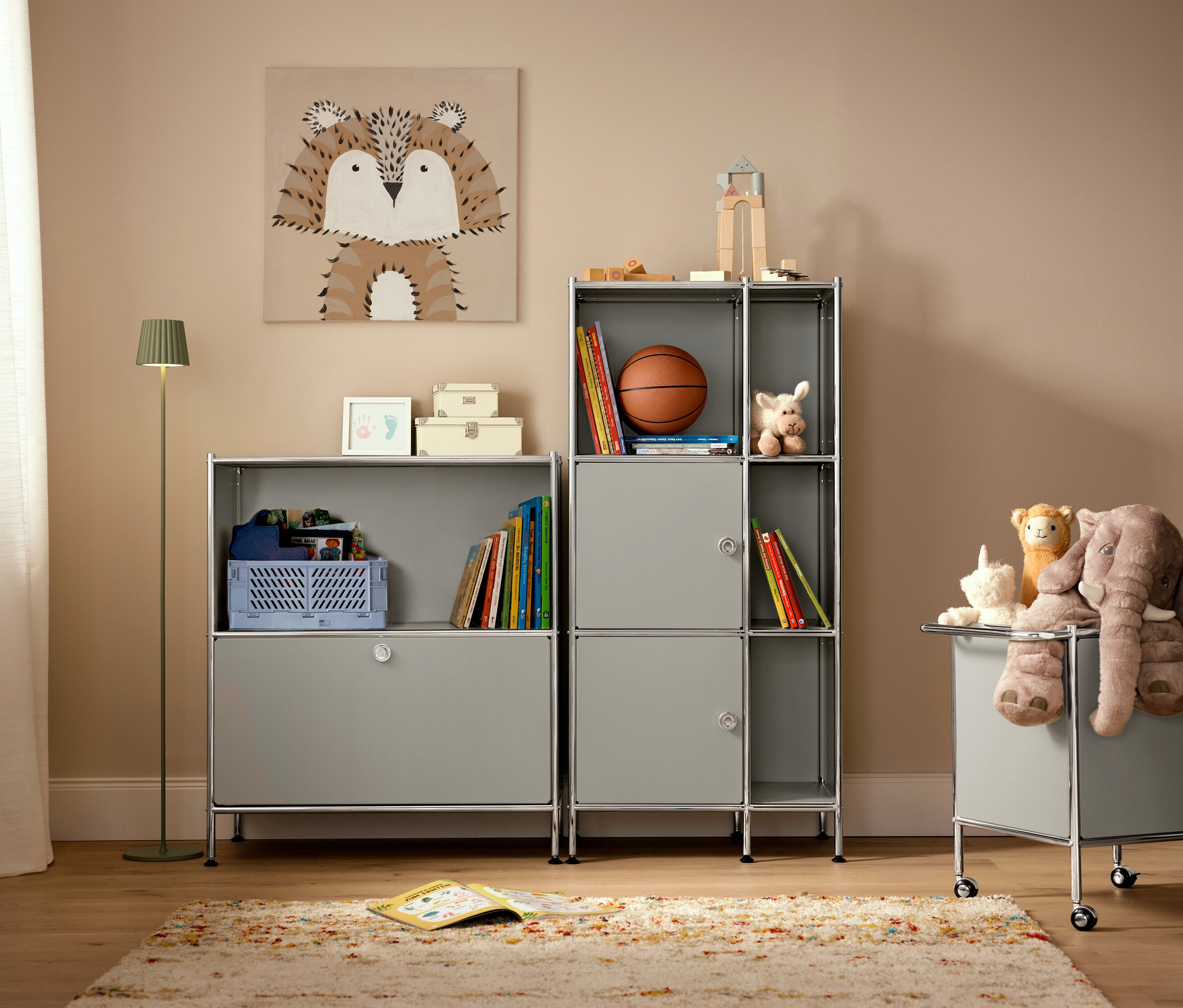 Wyposażenie pokoju dziecięcego z beżowym dywanem »Himalaya« i szałwiową lampą stojącą LED do użytku na zewnątrz.