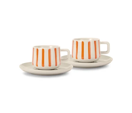 Dwie kremowe filiżanki do espresso w pomarańczowe paski z podstawkami.