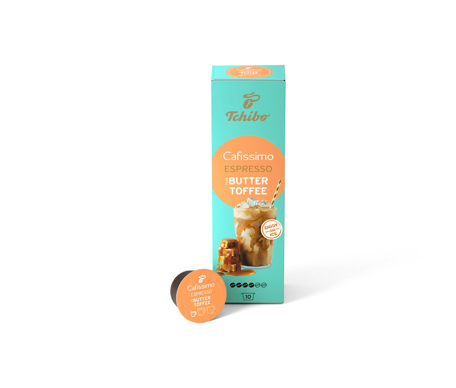 Paczka kapsułek Cafissimo Flavoured Espresso - Buttertoffee stoi obok dwóch pojedynczych kapsułek.