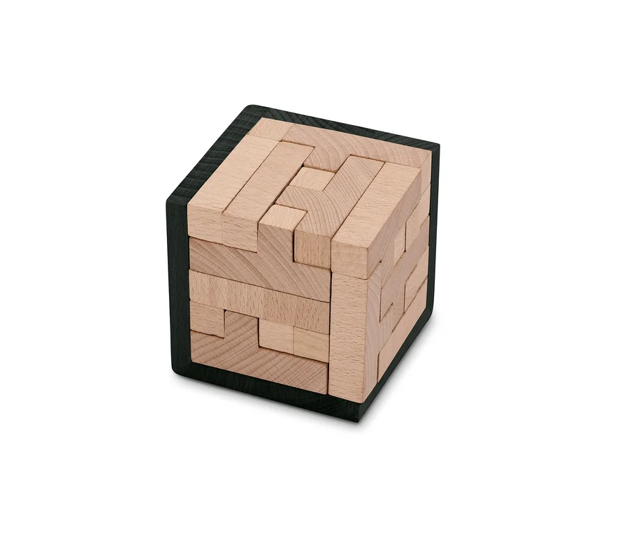 Zbliżenie drewnianej kostki Puzzle IQ w czarnej ramie.