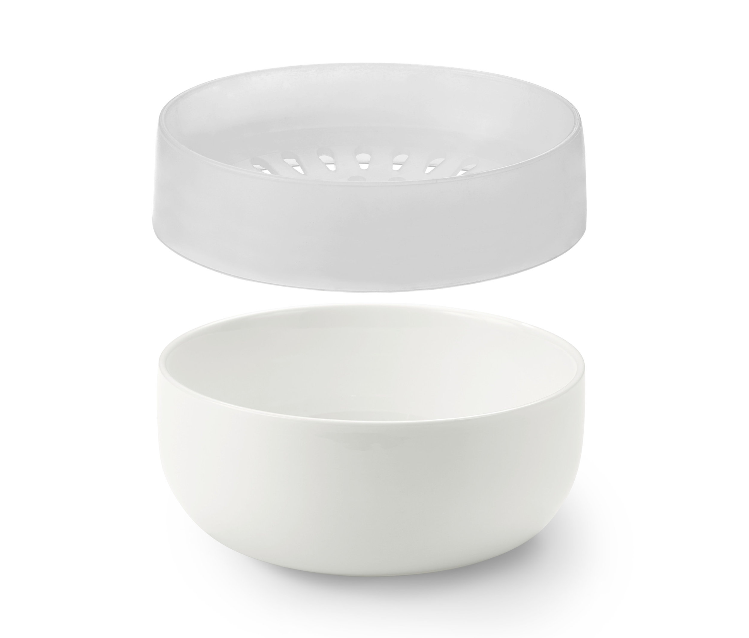 Biała miseczka do przyrządzania owsianki w kuchence mikrofalowej z sitkiem na górze.