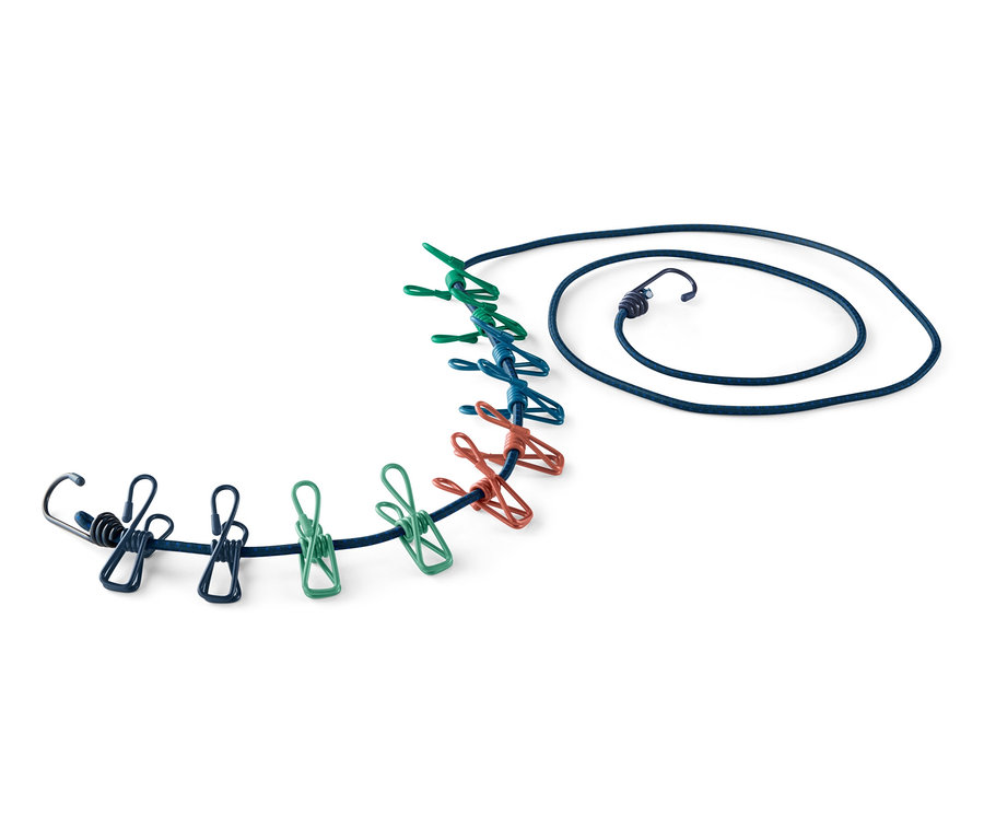 Podróżna linka do suszenia prania z kolorowymi klamerkami.