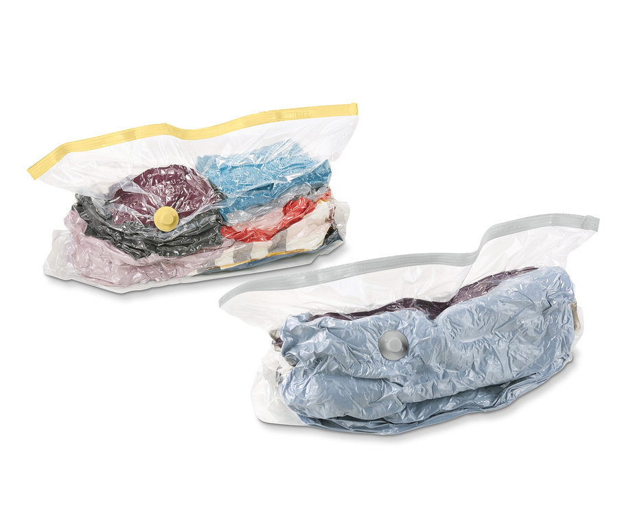 Dwa próżniowe worki do przechowywania wypełnione ubraniami.