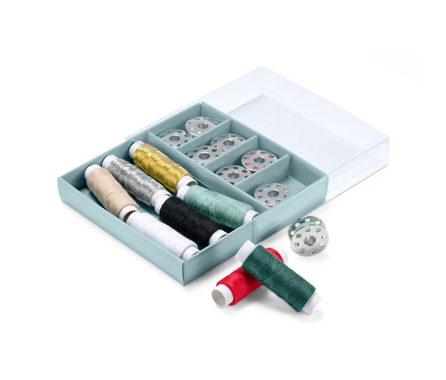 Zestaw nici krawieckich w niebieskim pudełku z przezroczystą pokrywką.