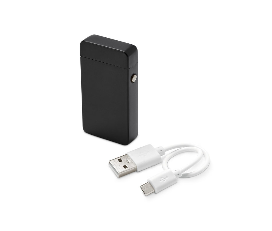 Czarna zapalniczka elektryczna i biały kabel USB leżą na białym tle.