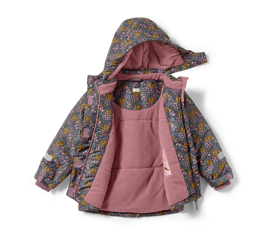 Zbliżenie na rozpięty, dwuczęściowy kombinezon zimowy w kwiaty z różową podszewką.