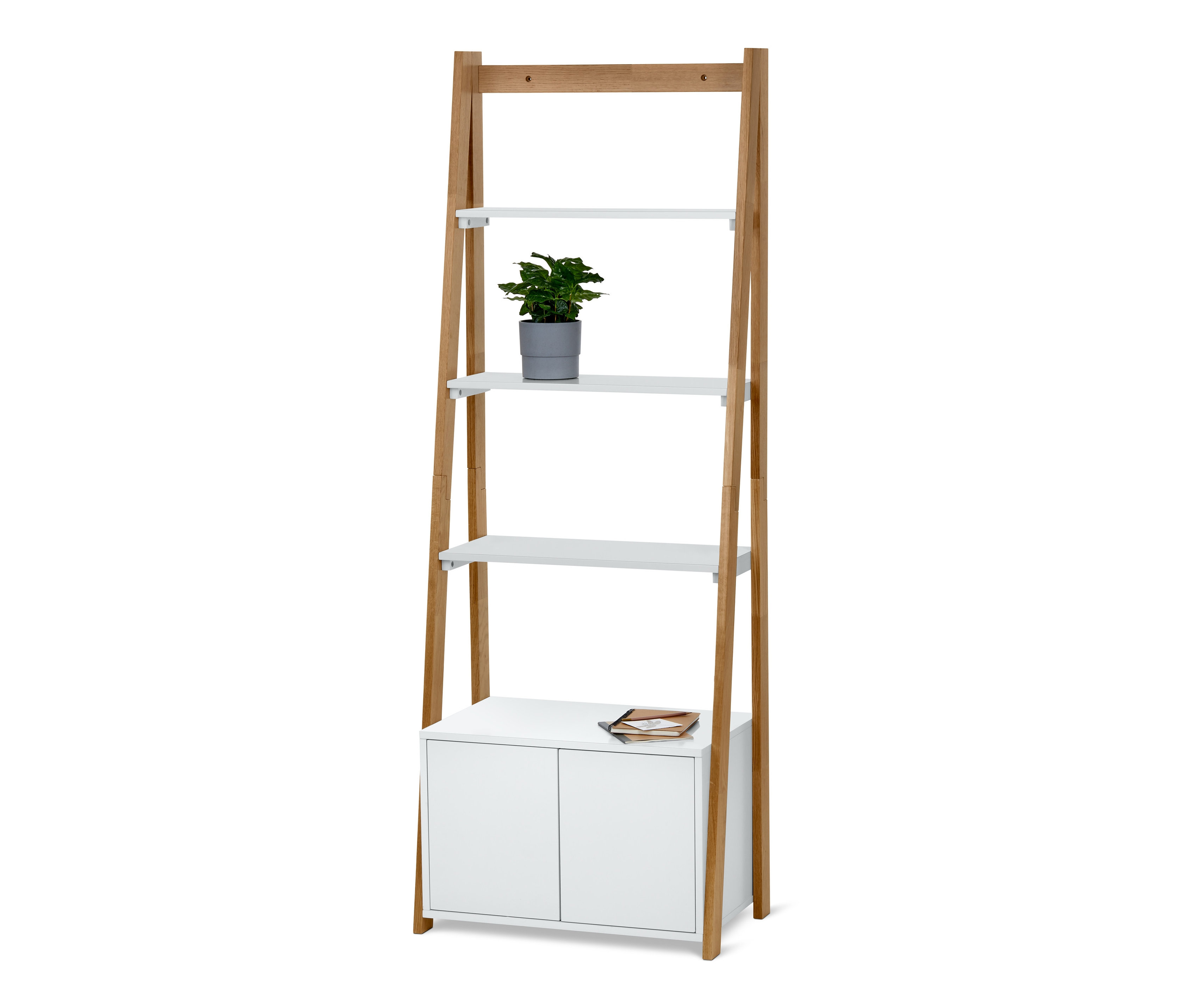 Półka-drabina z zamykaną szafką, z drewnianą ramą i białymi półkami. Na jednej z półek stoi mała roślina w szarej doniczce.