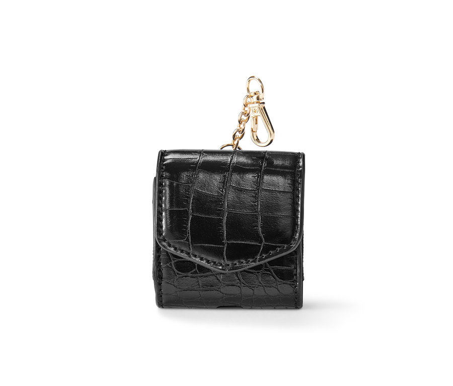 Czarne etui na słuchawki.