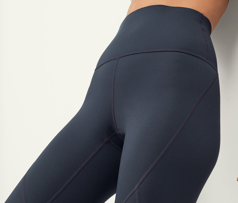 Kobieta ma na sobie legginsy sportowe »Sculpture« i stanik sportowy.