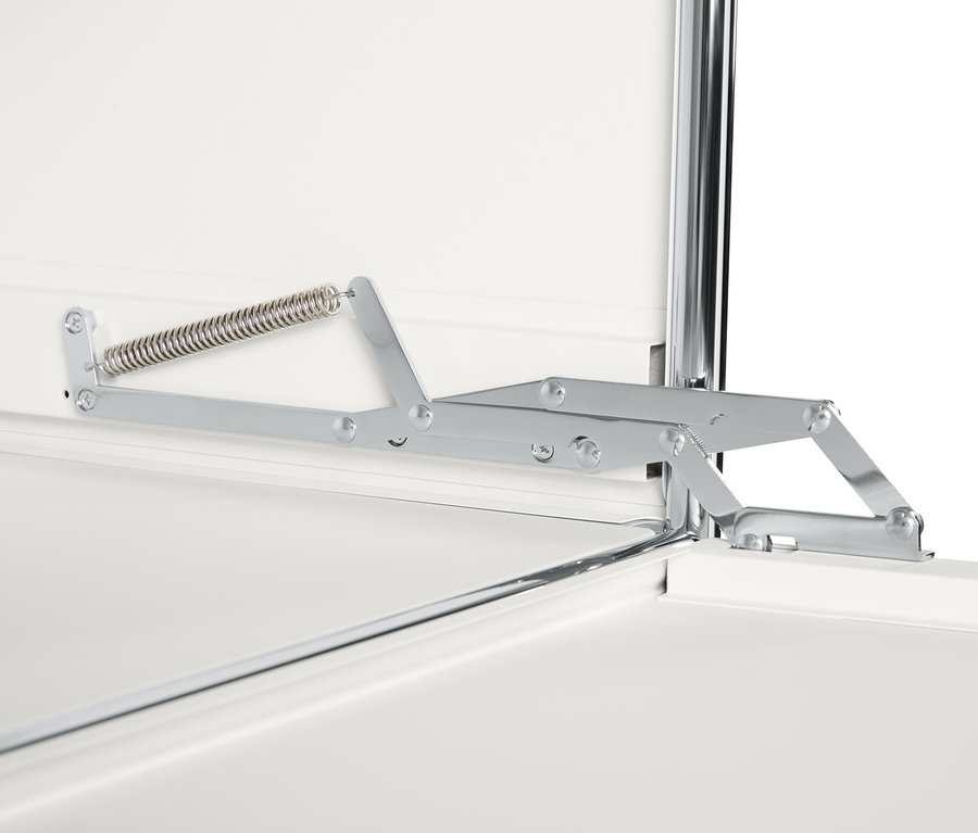 Szczegół mechanizmu otwierania białej metalowej szafki typu highboard »CN3« z 4 komorami z klapami.