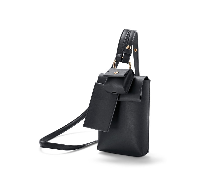 Czarna mini torebka z paskiem.