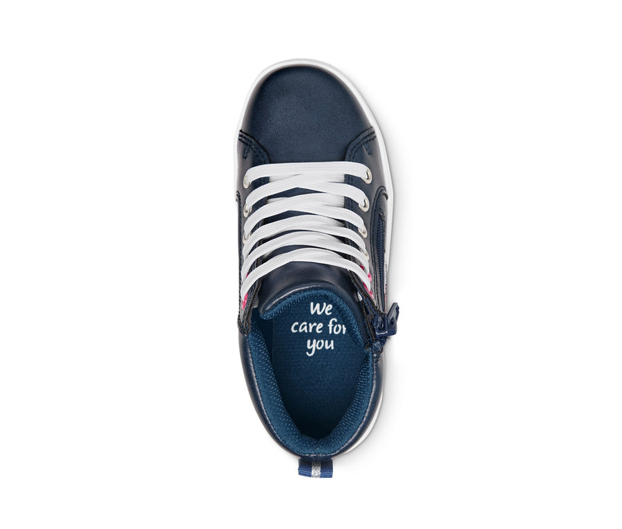 Detal buta typu sneaker.