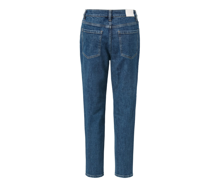 Niebieskie spodnie dżinsowe typu Mom Jeans – fason „Nyla” z tyłu.