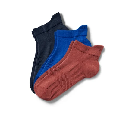 Trzy pary profesjonalnych skarpet do biegania unisex: niebieskie, terakota i granatowe.