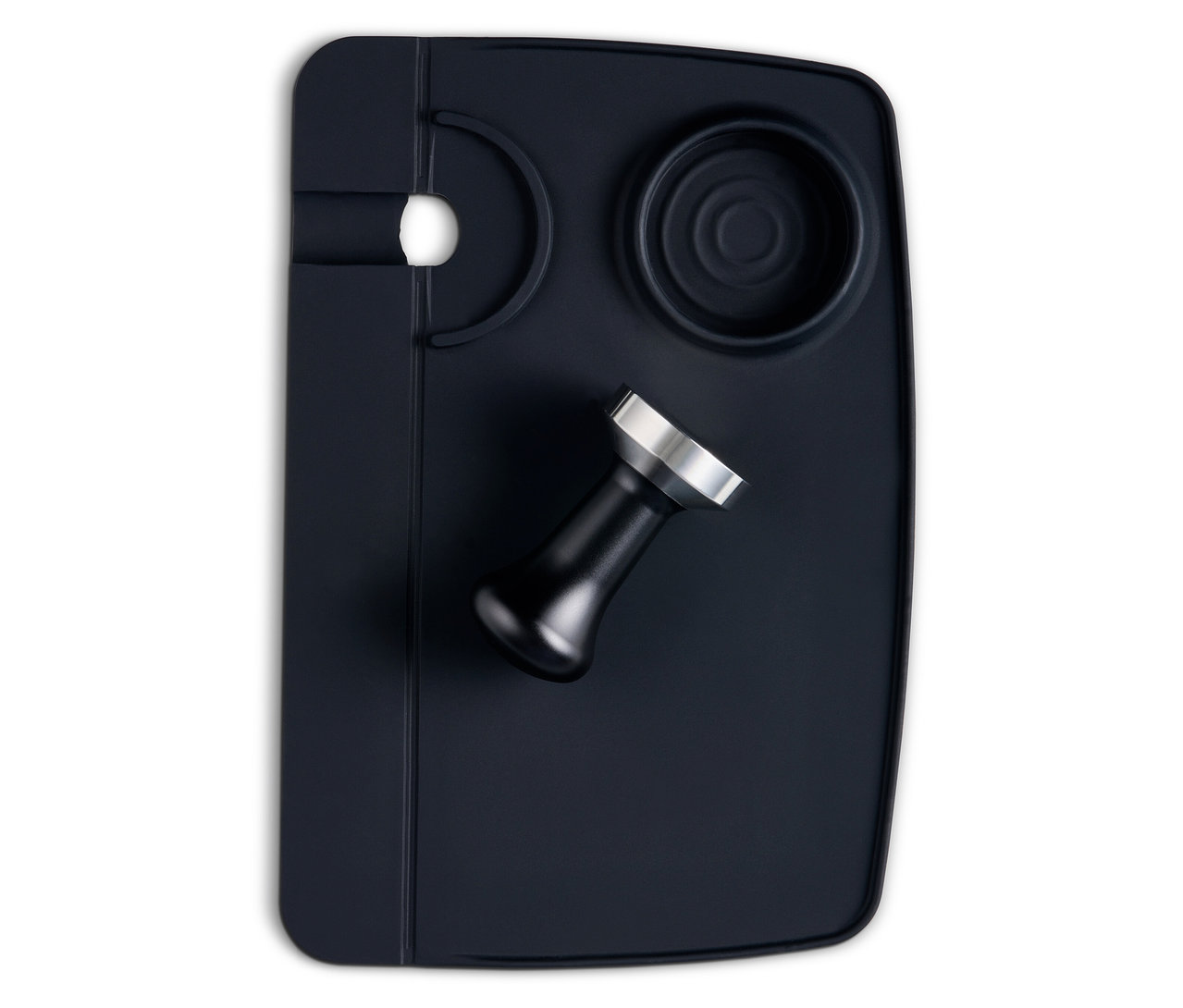 Czarna mata tampingowa z tamperem do kawy.