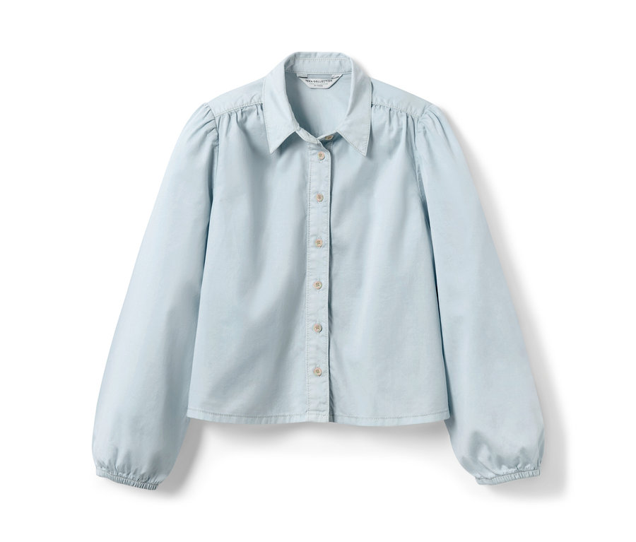 Jasnoniebieska dżinsowa bluzka z długimi rękawami.