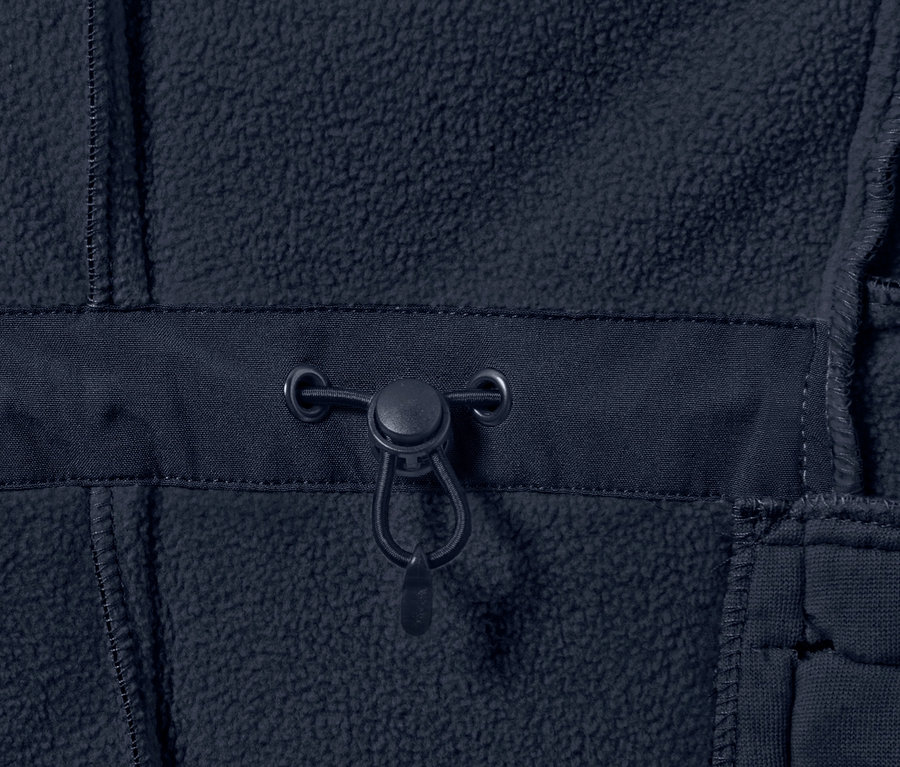 Zbliżenie na granatowy płaszcz softshell ze sznurkiem.