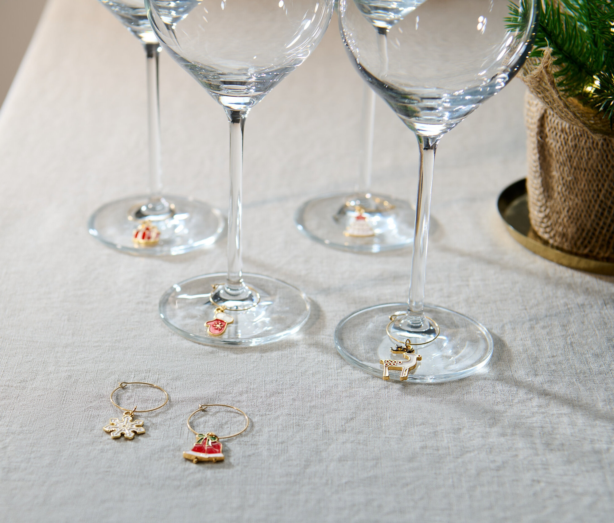 Cztery kieliszki do wina stoją na stole ze znacznikami do kieliszków, 6 sztuk.