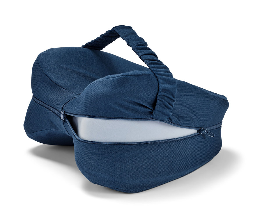 Ergonomiczna poduszka pod kolana dla osób śpiących na boku w ciemnoniebieskim pokrowcu z zamkiem błyskawicznym i uchwytem.