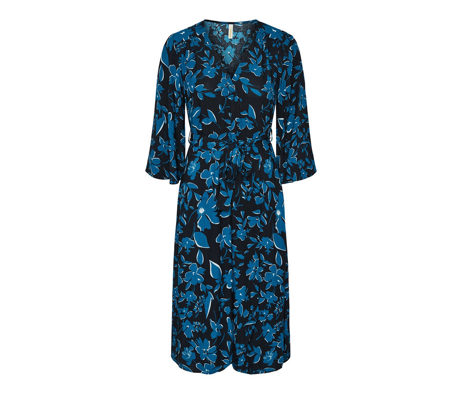 Czarna sukienka w niebieskie kwiaty z rękawami trzy czwarte. W pasie wiązany pasek.