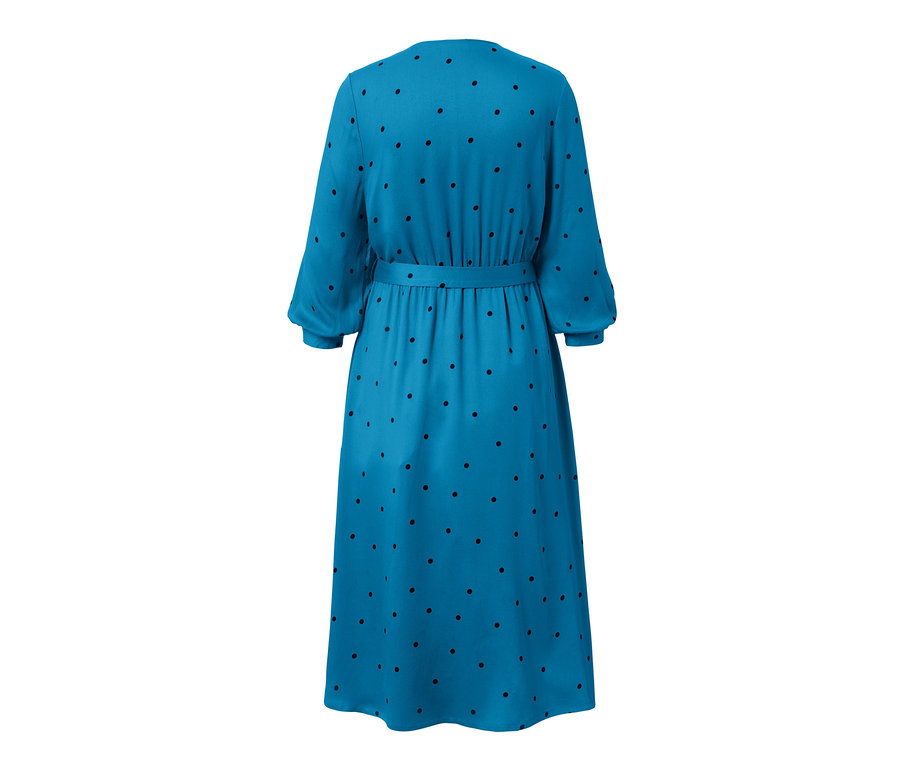 Niebieska sukienka z tkaniny w czarne kropki.