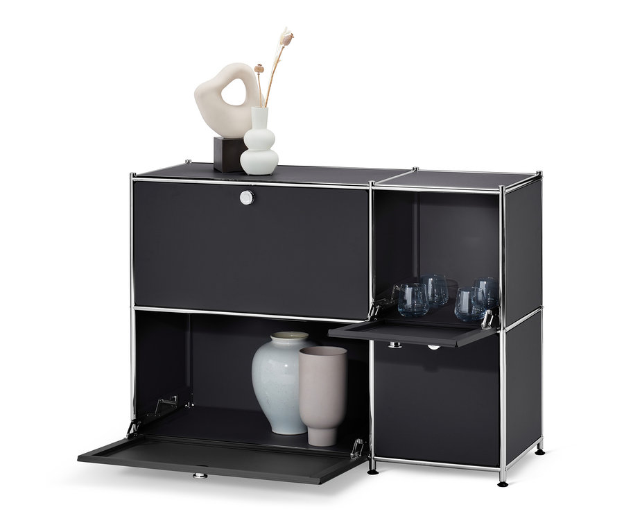 Czarna szafka typu sideboard »CN3« z 4 klapami, z wazonami i szklankami.