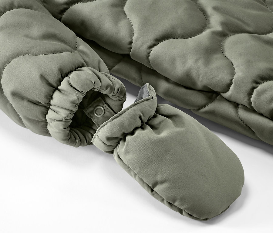 Szczegół oliwkowego kombinezonu zimowego dla niemowląt.