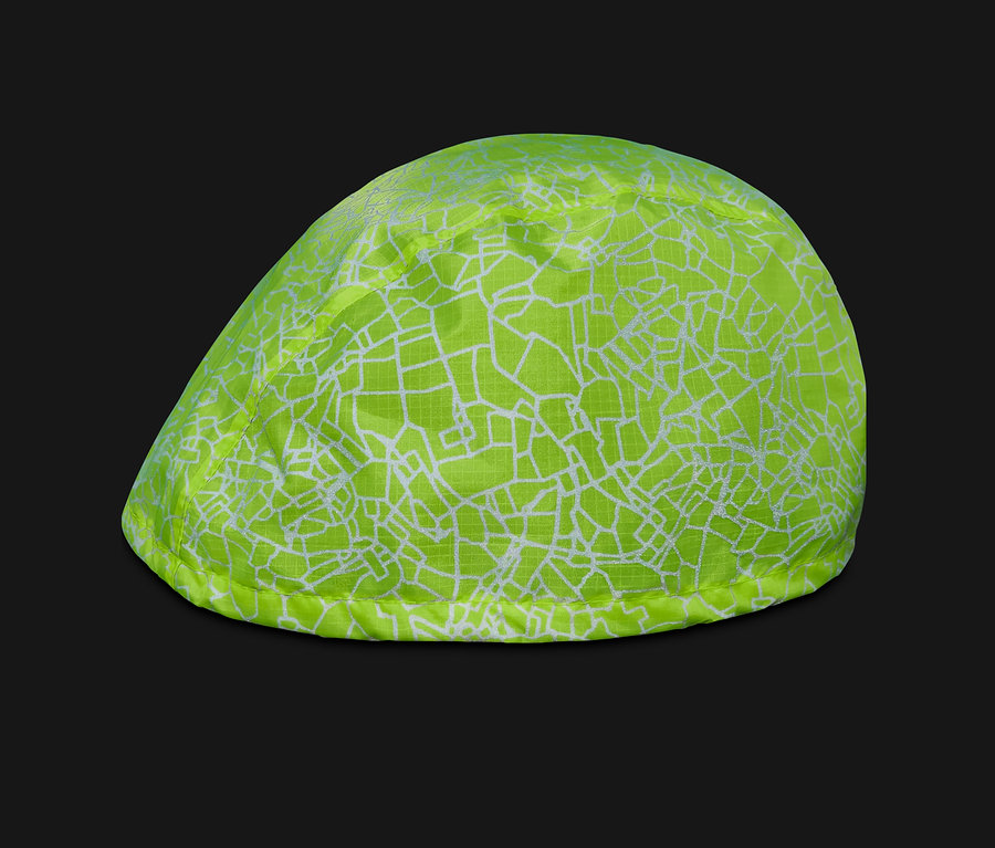 Neonowo zielony pokrowiec na kask rowerowy z białym geometrycznym wzorem.