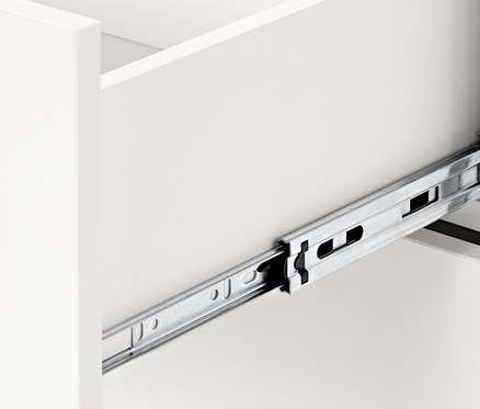 Szczegół otwartej szuflady szafy typu highboard.