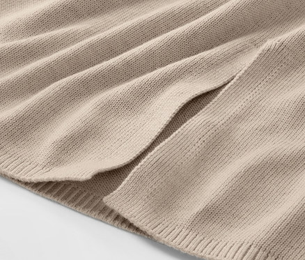 Zbliżenie na spódnicę z dzianiny.