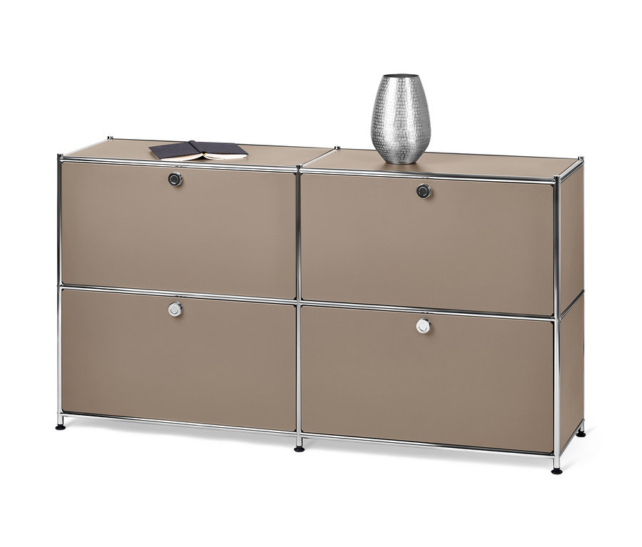 Metalowa szafka typu sideboard „CN3” z 4 klapami, na górze leży notatnik i wazon.
