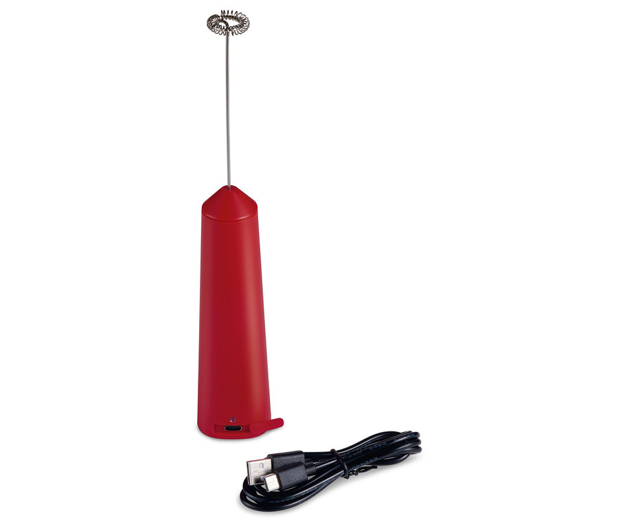 Czerwony akumulatorowy spieniacz do mleka i kabel do ładowania leżą na białym tle.