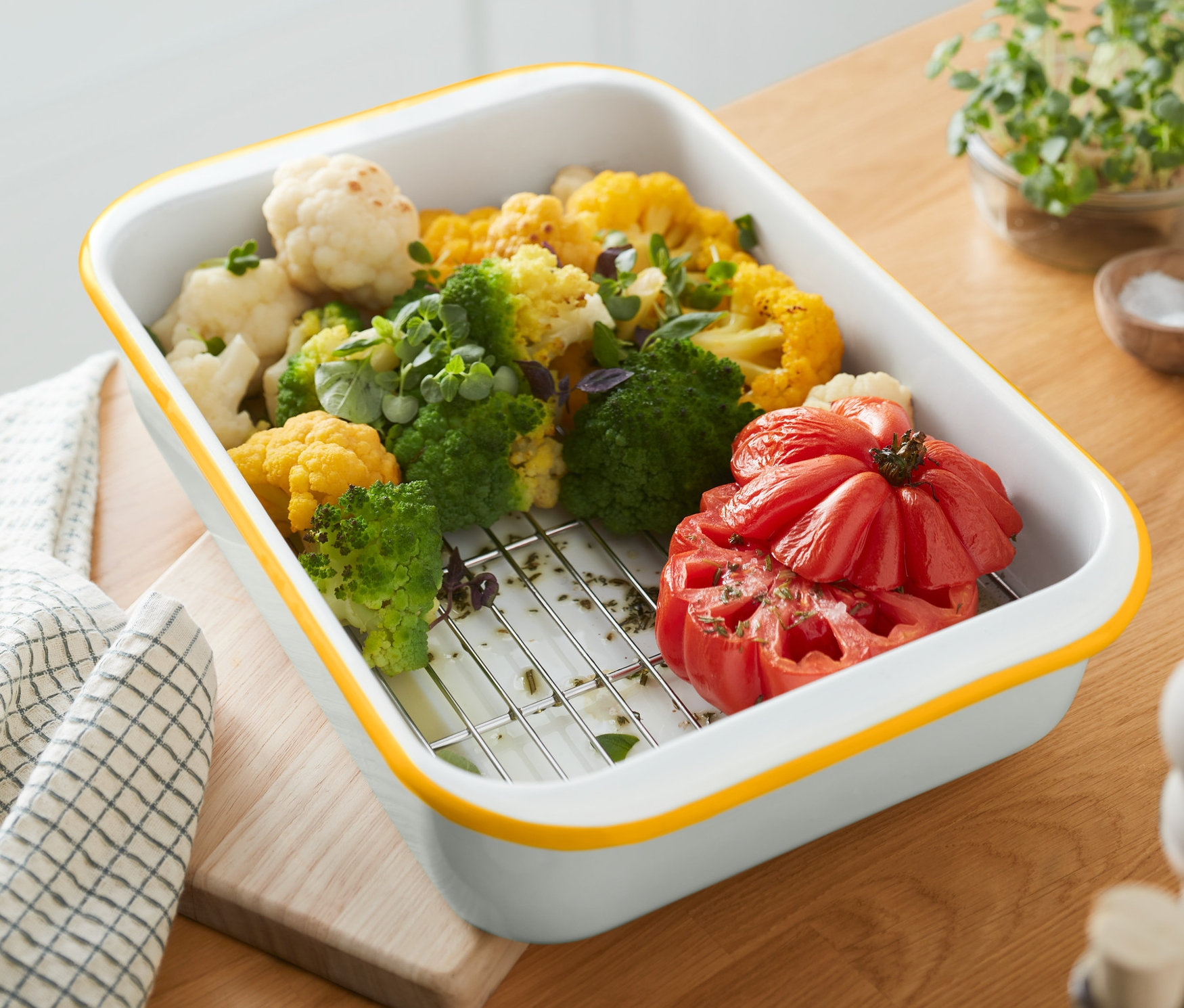 Warzywa w emaliowanej formie do pieczenia z rusztem.