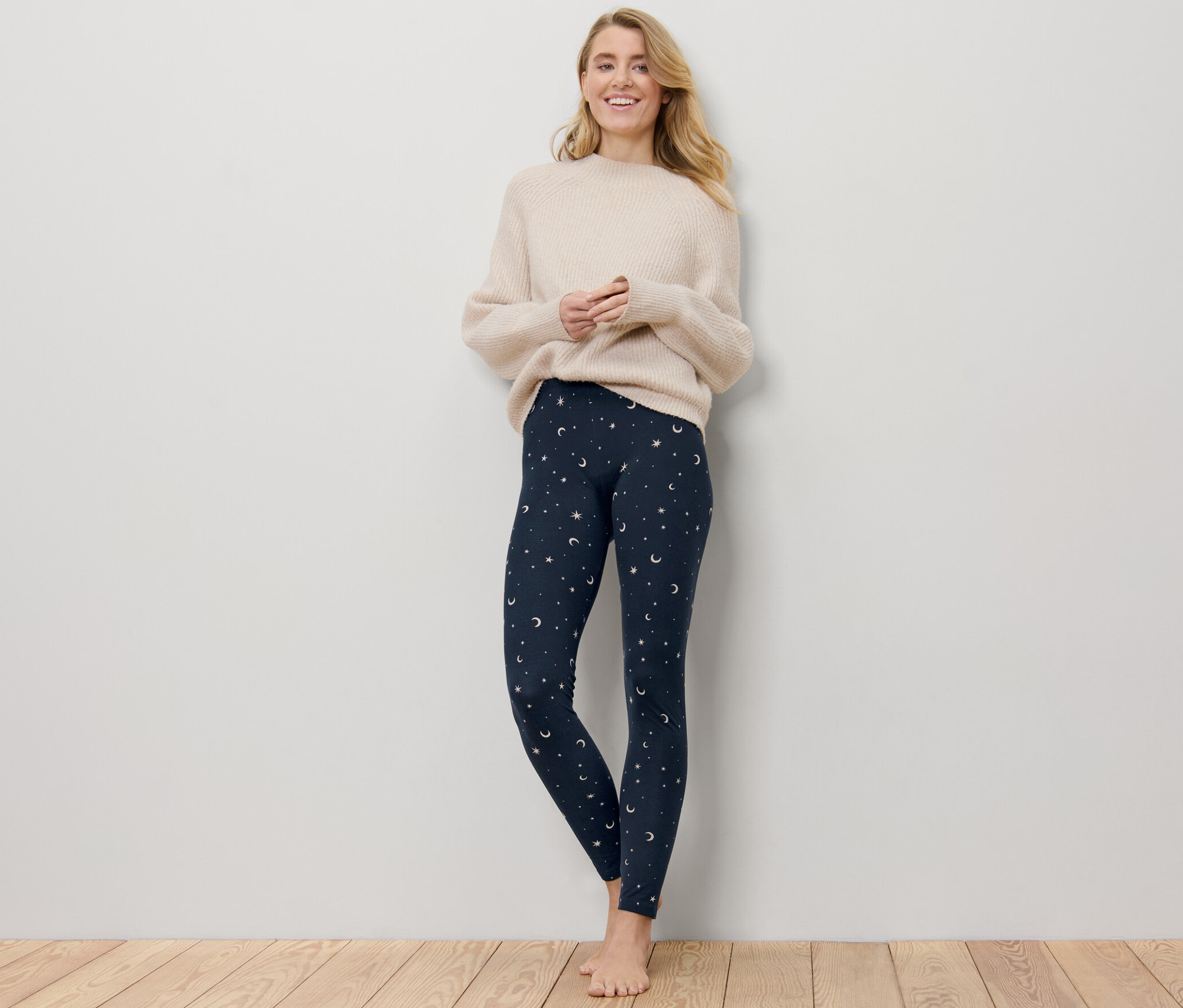 Kobieta stoi w miękkich legginsach we wzory.